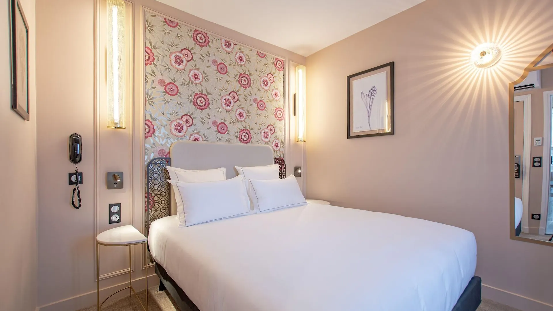 ****  Elsa, Hotel Paris France