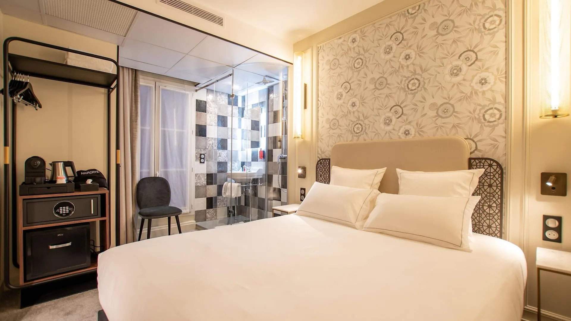 Elsa, Hotel Paris