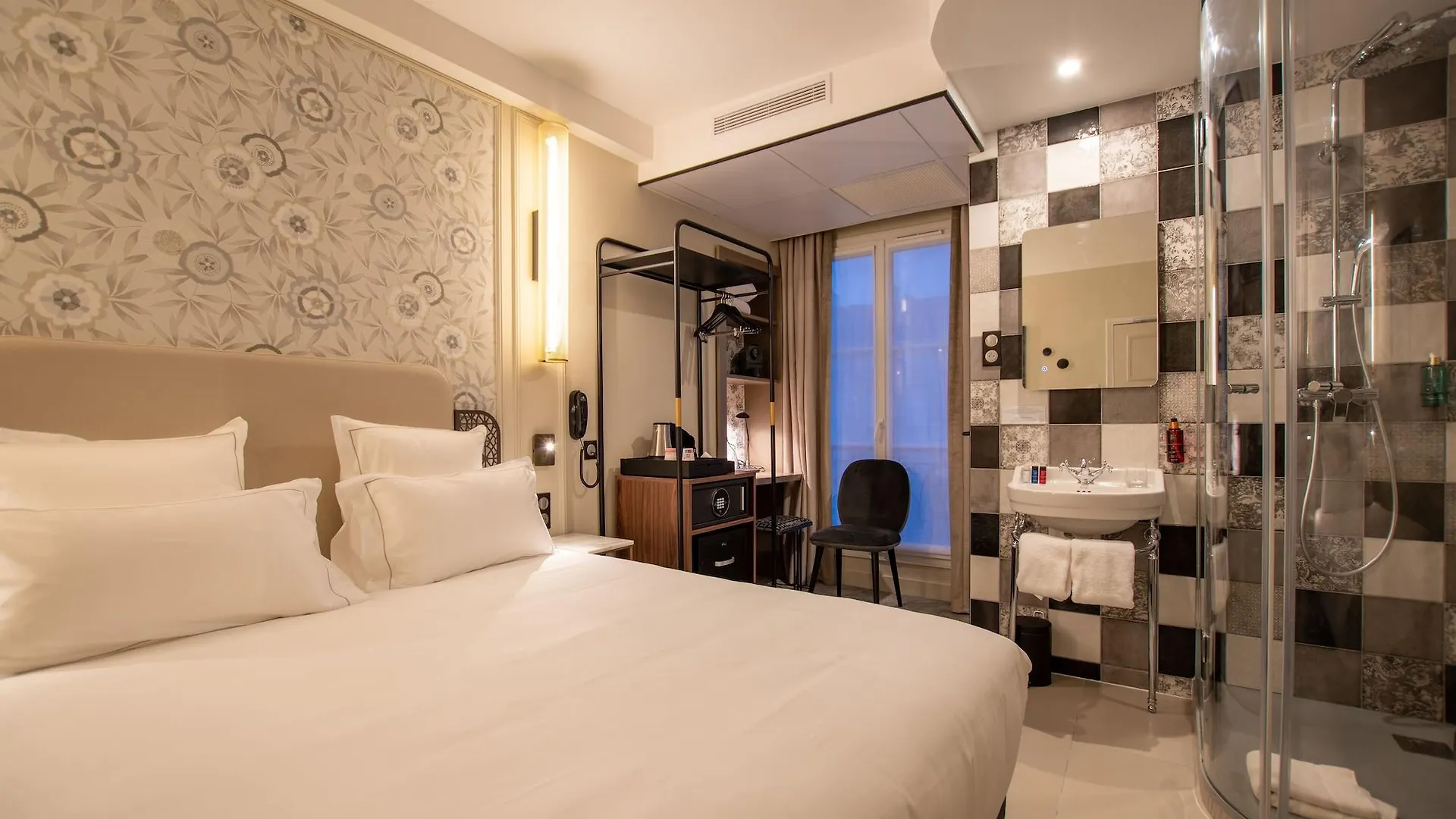 Elsa, Hotel Paris