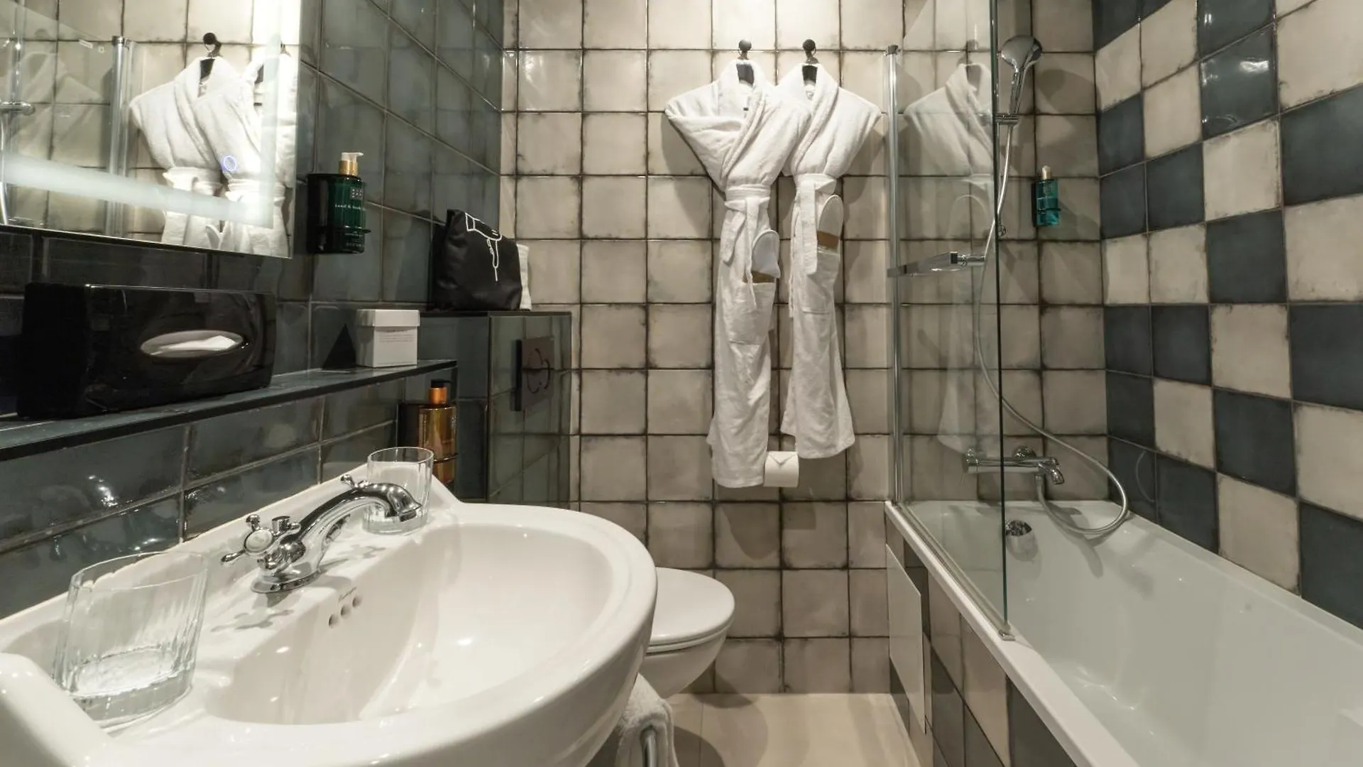 Elsa, Hotel Paris